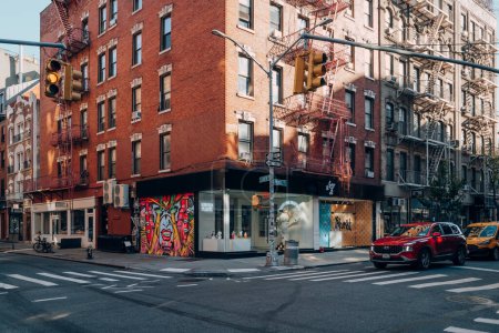 Téléchargez les photos : New York, États-Unis - 21 novembre 2022 : Carrefour entre Elizabeth Street et Prince Street à Nolita, un quartier charmant et haut de gamme de Manhattan célèbre pour ses boutiques et restaurants. - en image libre de droit