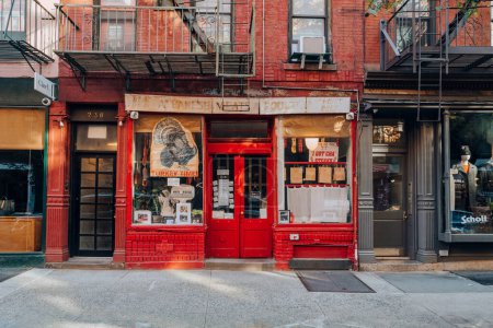 Téléchargez les photos : New York, États-Unis - 21 novembre 2022 : Boucherie de viande et de volaille albanaise sur Elizabeth Street à Nolita, un quartier charmant et haut de gamme de Manhattan célèbre pour ses boutiques et restaurants. - en image libre de droit