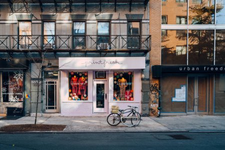 Téléchargez les photos : New York, États-Unis - 21 novembre 2022 : Boutique Printfresh sur Elizabeth Street à Nolita, un quartier charmant et haut de gamme de Manhattan célèbre pour ses boutiques et restaurants, vélo garé devant. - en image libre de droit