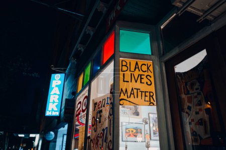 Téléchargez les photos : New York, États-Unis - 21 novembre 2022 : Affiche Black Lives Matter dans la vitrine d'un magasin dans le Lower Manhattan. Black Lives Matter est un mouvement qui cherche à mettre en évidence le racisme, la discrimination. - en image libre de droit