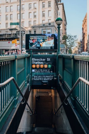 Foto de Nueva York, Estados Unidos - 21 de noviembre de 2022: Entrada y escaleras a la estación de metro Bleecker Street en Nueva York, Estados Unidos. El metro de Nueva York es uno de los sistemas de transporte público más antiguos del mundo. - Imagen libre de derechos