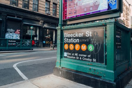 Téléchargez les photos : New York, États-Unis - 21 novembre 2022 : Entrée de la station de métro Bleecker Street à New York, États-Unis. New York City Subway est l'un des plus anciens systèmes de transport en commun au monde. - en image libre de droit