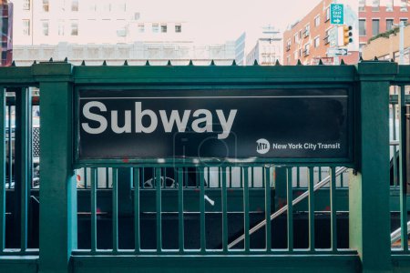 Foto de Nueva York, Estados Unidos - 21 de noviembre de 2022: Señal de metro en la entrada de la estación de Bleecker Street en Nueva York, Estados Unidos. El metro de Nueva York es uno de los sistemas de transporte público más antiguos del mundo. - Imagen libre de derechos