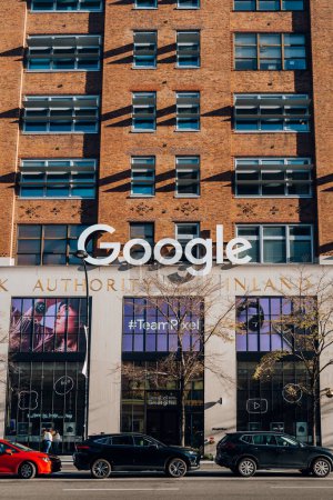 Foto de Nueva York, EE.UU. - 21 de noviembre de 2022: Edificio de oficinas de Google en Chelsea. Ubicado en 111 Eighth Avenue anteriormente conocida como Union Inland Terminal # 1 y el edificio de la Autoridad Portuaria. - Imagen libre de derechos