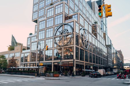 Foto de Nueva York, Estados Unidos - 21 de noviembre de 2022: Vista de 61 Ninth Avenue, un edificio de oficinas de 165.000 m2 diseñado por Rafael Vinoly Architects y desarrollado por Vornado Realty Trust en Chelsea, Manhattan. - Imagen libre de derechos