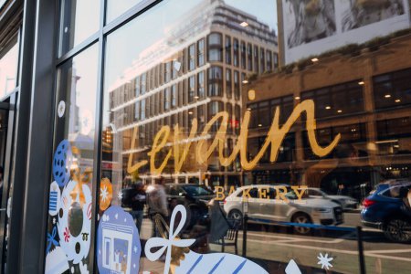 Téléchargez les photos : New York, États-Unis - 26 novembre 2022 : Panneau devant Levain Bakery, un aliment de base de New York connu pour ses biscuits super épais. - en image libre de droit