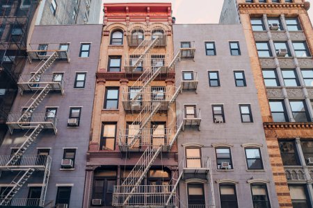 Fachada de bloques de apartamentos típicos de Nueva York con escalera de incendios en el frente en NoHo, Nueva York, Estados Unidos.