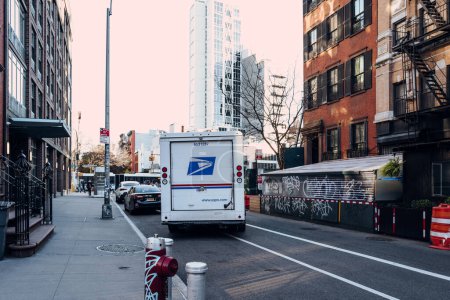 Téléchargez les photos : New York, États-Unis - 26 novembre 2022 : Camion USPS dans une rue de Manhattan. Le United States Postal Service est un organisme indépendant du gouvernement fédéral américain responsable du service postal. - en image libre de droit