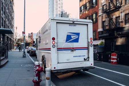Foto de Nueva York, Estados Unidos - 26 de noviembre de 2022: Camión USPS en una calle de Manhattan. El Servicio Postal de los Estados Unidos es una agencia independiente del gobierno federal de los Estados Unidos responsable del servicio postal. - Imagen libre de derechos