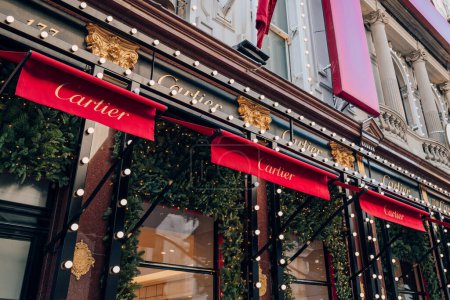 Foto de Londres, Reino Unido - 26 de diciembre de 2022: Decoraciones navideñas en la fachada de la tienda Cartier en New Bond Street, una de las calles más famosas para ir de compras de lujo en Londres. - Imagen libre de derechos
