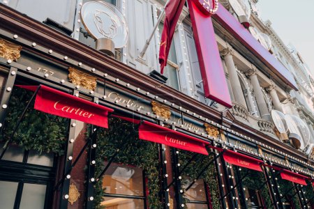 Téléchargez les photos : Londres, Royaume-Uni - 26 décembre 2022 : Décorations de Noël sur la façade du magasin Cartier sur New Bond Street, l'une des rues les plus célèbres pour le shopping de luxe à Londres. - en image libre de droit