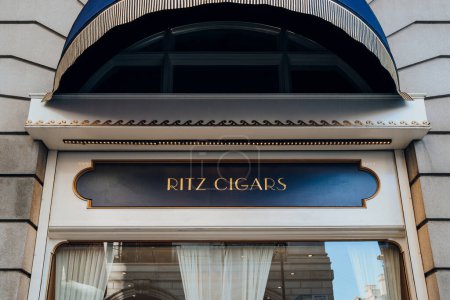 Téléchargez les photos : Londres, Royaume-Uni - 26 décembre 2022 : Sign outside Ritz Cigars, un luxueux salon de cigares intérieur à Londres avec une prestigieuse sélection vendue dans sa boutique de cigares premium. - en image libre de droit