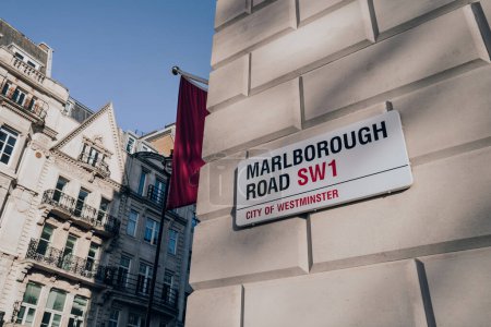 Foto de Londres, Reino Unido - 26 de diciembre de 2022: Cartel con el nombre de la calle en una pared en Marlborough Road en City of Westminster, un distrito que ocupa gran parte de la zona central de Londres, incluida la mayor parte del West End - Imagen libre de derechos