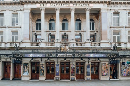 Téléchargez les photos : Londres, Royaume-Uni - 26 décembre 2022 : Extérieur du Her Majesty's Theatre, un théâtre du West End de Londres. Le nom reviendra au Théâtre de Sa Majesté après le couronnement de Charles III en 2023.. - en image libre de droit
