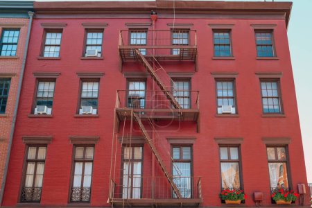 Foto de Facade of a red brick New York apartment block with fire escape at the front in Greenwich Village, New York City, USA. - Imagen libre de derechos