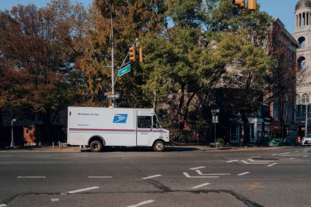 Téléchargez les photos : New York, USA - November 21, 2022: USPS truck on 6th Street in Manhattan. The US Postal Service is an independent agency of the United States federal government responsible for postal service. - en image libre de droit