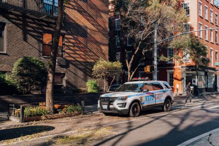 Foto de New York, USA - November 21, 2022: NYPD car parked on a street in Greenwich Village, New York City. NYPD is the largest and one of the oldest municipal law enforcement agencies in the United States. - Imagen libre de derechos