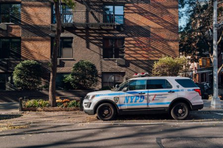 Foto de New York, USA - November 21, 2022: NYPD car parked on a street in Greenwich Village, New York City. NYPD is the largest and one of the oldest municipal law enforcement agencies in the United States. - Imagen libre de derechos
