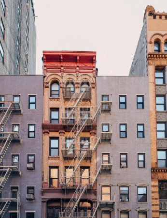Foto de Fachada de bloques de apartamentos típicos de Nueva York con escalera de incendios en el frente en NoHo, Nueva York, Estados Unidos. - Imagen libre de derechos