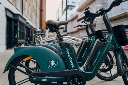 Téléchargez les photos : London, UK - February 02, 2023: Human Forest bikes parked on a street in Barbican,London. The bikes are built with sustainability at their core and are available in selected London boroughs from 2021. - en image libre de droit