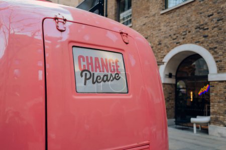 Téléchargez les photos : London, UK - February 02, 2023: Close up of a name sign on Change Please coffee truck. Change Please donates 100% of its profits to fight homelessness with training and employment opportunities. - en image libre de droit