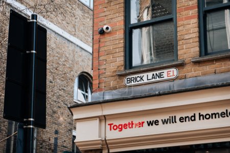 Foto de London, UK - February 09, 2023: Street name sign on a building in Brick Lane, the heart of the Londons Bangladeshi-Sylheti community. - Imagen libre de derechos