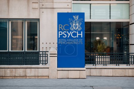 Foto de London, UK - February 09, 2023: Sign at the entrance to The Royal College of Psychiatrists, the main professional organisation of psychiatrists in the United Kingdom. - Imagen libre de derechos