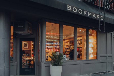 Foto de Nueva York, Estados Unidos - 21 de noviembre de 2022: Librería Exterior Bookmarc en West Village, una encantadora zona de Manhattan famosa por sus tiendas y restaurantes. - Imagen libre de derechos