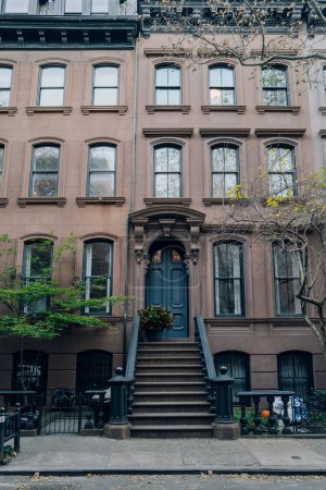 Foto de Nueva York, Estados Unidos - 21 de noviembre de 2022: Exterior de una casa tradicional con una entrada en West Village, una encantadora zona de Manhattan famosa por sus tiendas y restaurantes. - Imagen libre de derechos