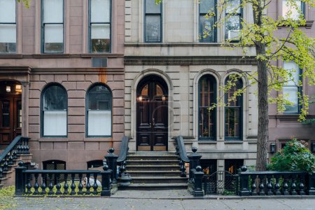 Foto de Nueva York, Estados Unidos - 21 de noviembre de 2022: Exterior de una casa tradicional con una entrada en West Village, una encantadora zona de Manhattan famosa por sus tiendas y restaurantes. - Imagen libre de derechos