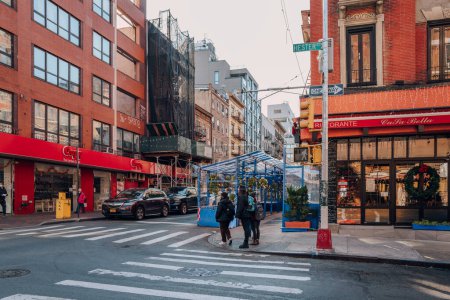 Téléchargez les photos : New York, États-Unis - 21 novembre 2022 : Des gens marchent dans Little Italy, un quartier du Lower Manhattan à New York, connu pour sa grande population italienne. - en image libre de droit
