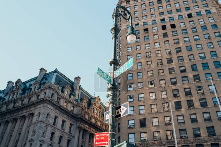 Téléchargez les photos : Affichage du nom de rue aux coins des rues Duane et Centre dans le Lower Manhattan, New York City, USA. - en image libre de droit