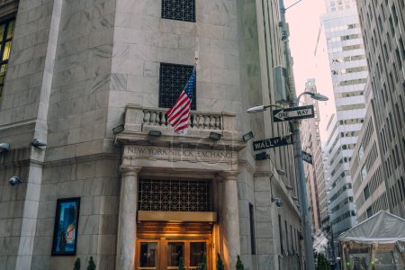 Foto de Nueva York, Estados Unidos - 25 de noviembre de 2022: La Bolsa de Valores de Nueva York, una bolsa de valores estadounidense en el Distrito Financiero de Lower Manhattan en la ciudad de Nueva York. - Imagen libre de derechos