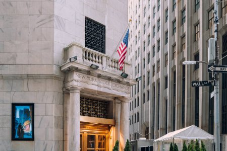 Foto de New York, USA - November 25, 2022: Entrance to The New York Stock Exchange, an American stock exchange in the Financial District of Lower Manhattan in New York City. - Imagen libre de derechos