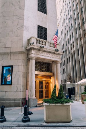 Foto de New York, USA - November 25, 2022: Entrance to The New York Stock Exchange, an American stock exchange in the Financial District of Lower Manhattan in New York City. - Imagen libre de derechos