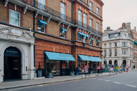 Téléchargez les photos : Londres, Royaume-Uni - 21 février 2023 : Extérieur du magasin Tiffany à Sloane Square, un quartier haut de gamme de Londres célèbre pour ses boutiques, sa culture et ses restaurants. - en image libre de droit