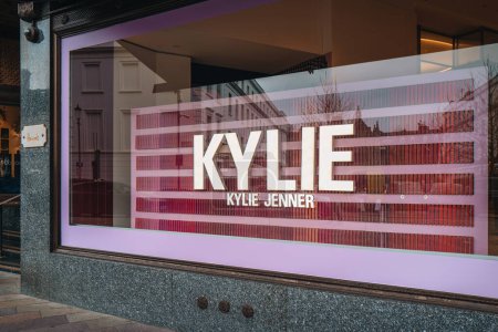 Foto de Londres, Reino Unido - 21 de febrero de 2023: Vista desde la calle Kylie Cosmetics en la ventana de Harrods, un famoso centro comercial ubicado en Brompton Road en Knightsbridge, Londres. - Imagen libre de derechos