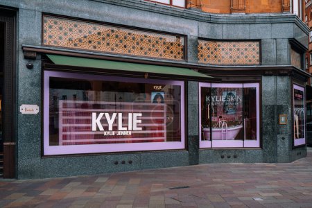 Foto de Londres, Reino Unido - 21 de febrero de 2023: Vista desde la calle Kylie Cosmetics en la ventana de Harrods, un famoso centro comercial ubicado en Brompton Road en Knightsbridge, Londres. - Imagen libre de derechos