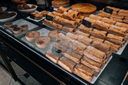 Téléchargez les photos : Londres, Royaume-Uni - 21 février 2023 : Rouleaux de saucisses, tartes et pâtisseries en vente au food hall à l'intérieur de Harrods, un célèbre grand magasin situé sur Brompton Road à Knightsbridge, Londres. - en image libre de droit