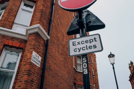 Téléchargez les photos : Vue en angle bas de l'enseigne No Entry except Cycles sur une rue à Kensington et Chelsea, Londres, Royaume-Uni. - en image libre de droit
