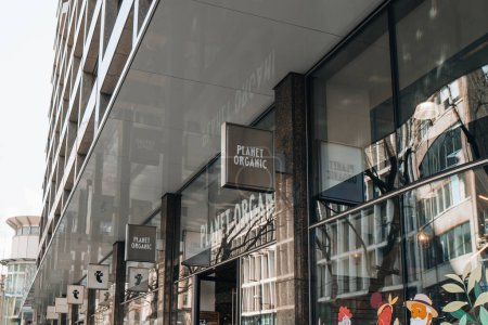 Téléchargez les photos : Londres, Royaume-Uni - 13 avril 2023 : Panneau à l'entrée du magasin Planet Organic à Tottenham Court Road. Une fois le plus grand supermarché britannique entièrement certifié biologique, il est tombé en administration en 2023. - en image libre de droit