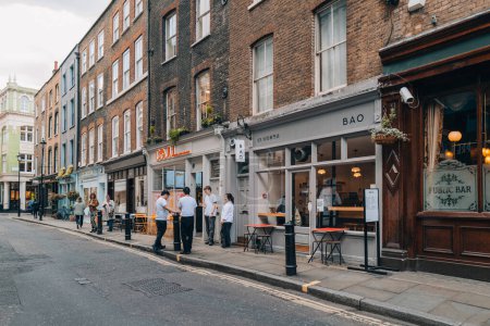 Téléchargez les photos : Londres, Royaume-Uni - 13 avril 2023 : Restaurants et cafés à Soho, un quartier de Londres célèbre pour ses bars, restaurants et clubs LGBTQ +. - en image libre de droit