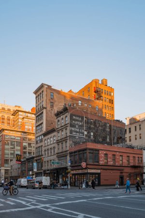 Téléchargez les photos : 23 novembre 2022 - New York, États-Unis : Vue de la sixième avenue, également connue sous le nom d'avenue des Amériques, une artère majeure de Manhattan qui est commerciale sur une grande partie de sa longueur. - en image libre de droit