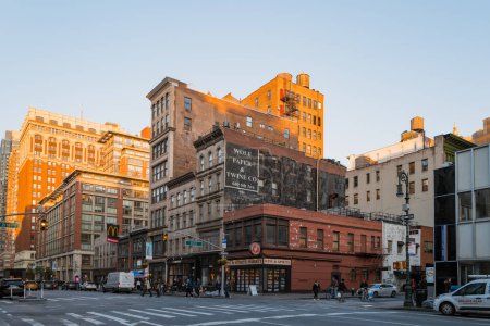 Téléchargez les photos : 23 novembre 2022 - New York, États-Unis : Vue de la sixième avenue, également connue sous le nom d'avenue des Amériques, une artère majeure de Manhattan qui est commerciale sur une grande partie de sa longueur. - en image libre de droit