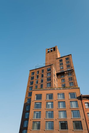 Téléchargez les photos : Vue en angle bas d'un immeuble moderne situé dans le quartier Bowery dans le Lower Manhattan à New York, États-Unis. - en image libre de droit