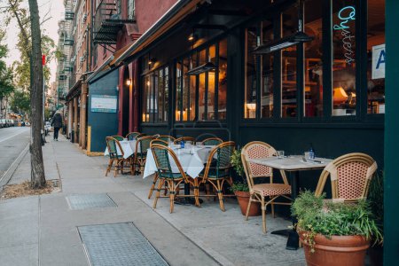 Foto de 23 de noviembre de 2022 - Nueva York, Estados Unidos: Mesas al aire libre de un restaurante en Greenwich Village, una zona que ahora es un centro de cafeterías, bares y restaurantes populares. - Imagen libre de derechos