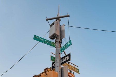 Téléchargez les photos : Affichage du nom de rue aux coins des 17e rues d'Union Square West et East à Manhattan, New York, USA. - en image libre de droit