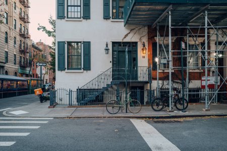 Foto de Nueva York, Estados Unidos - 21 de noviembre de 2022: Bicicletas estacionadas a un lado de la carretera en Greenwich Village, una zona que ahora es un centro de cafeterías, bares y restaurantes populares. - Imagen libre de derechos
