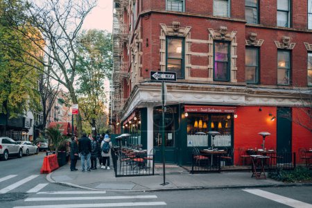 Téléchargez les photos : 23 novembre 2022 - New York, États-Unis : Extérieur de Sant Ambroeus, un restaurant italien exquis dans West Village, un quartier à Manhattan avec une atmosphère résidentielle ancienne. - en image libre de droit