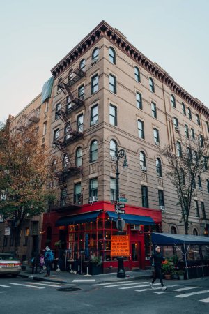 Foto de Nueva York, Estados Unidos - 21 de noviembre de 2022: Edificio de apartamentos de seis pisos en la esquina de 90 Bedford Street y Grove Street que fue presentado como la residencia de los amigos Rachel, Monica, Joey y Chandler. - Imagen libre de derechos